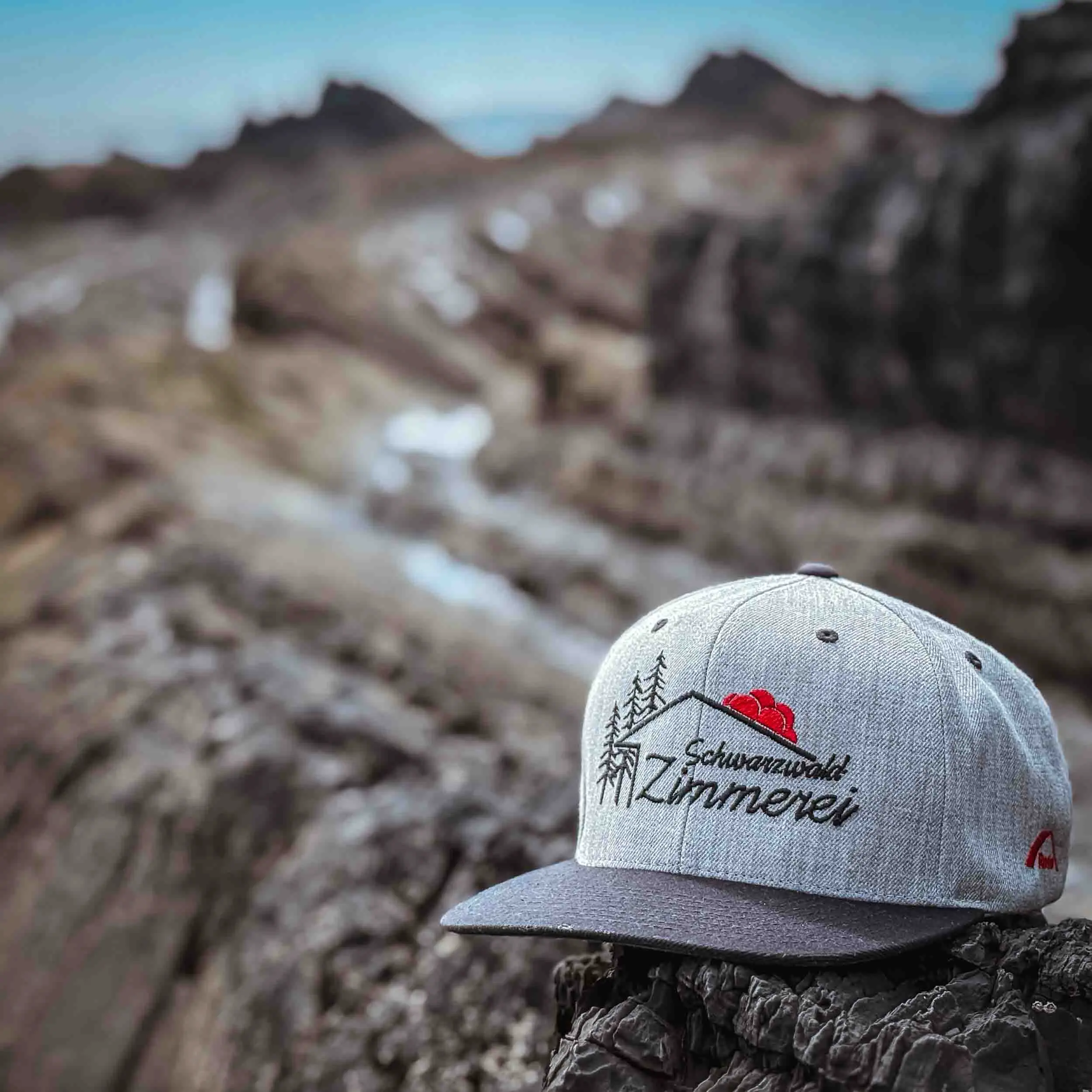 Schwarzwald Zimmerei Snapback Cap – Grau & Schwarz – Bild 4