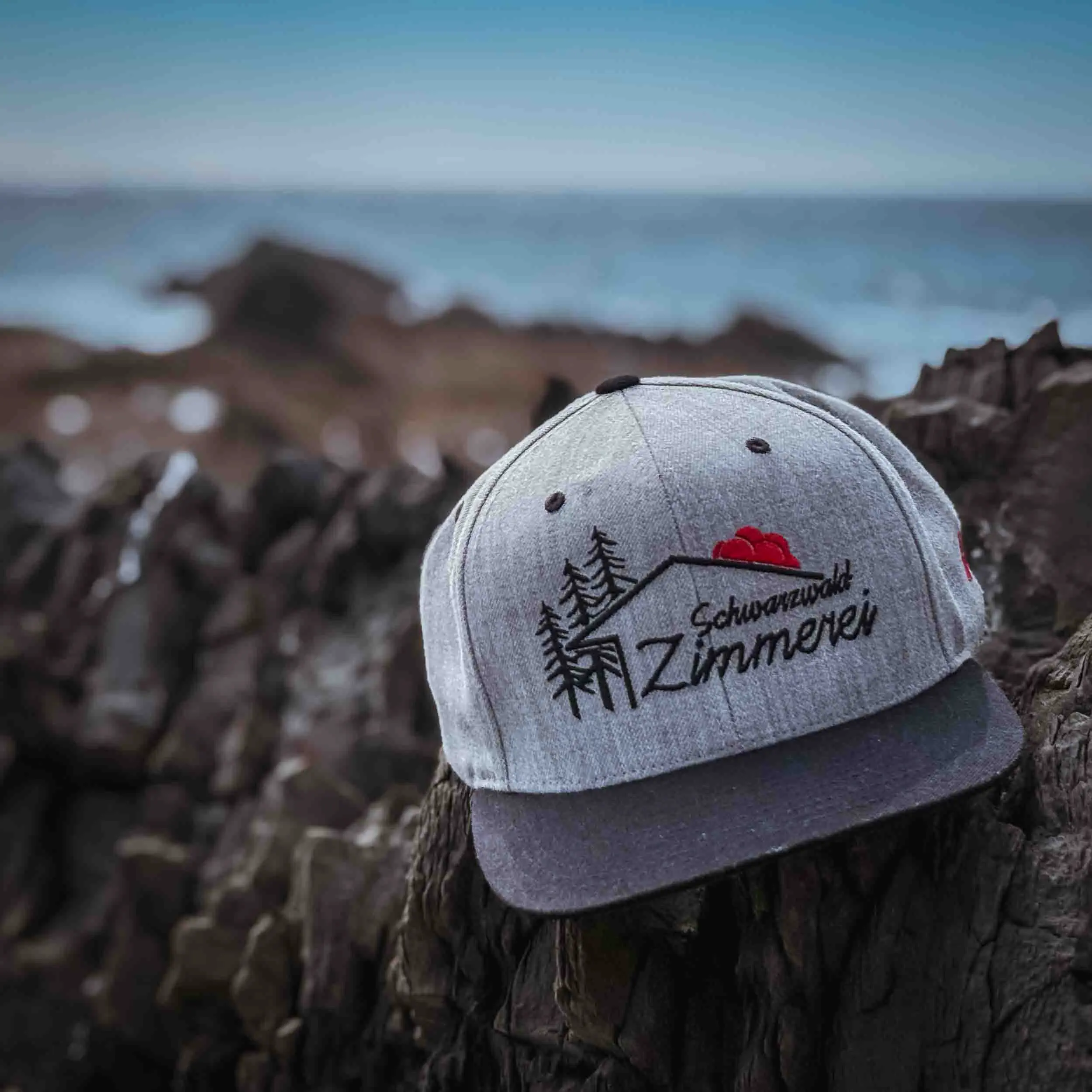 Schwarzwald Zimmerei Snapback Cap – Grau & Schwarz