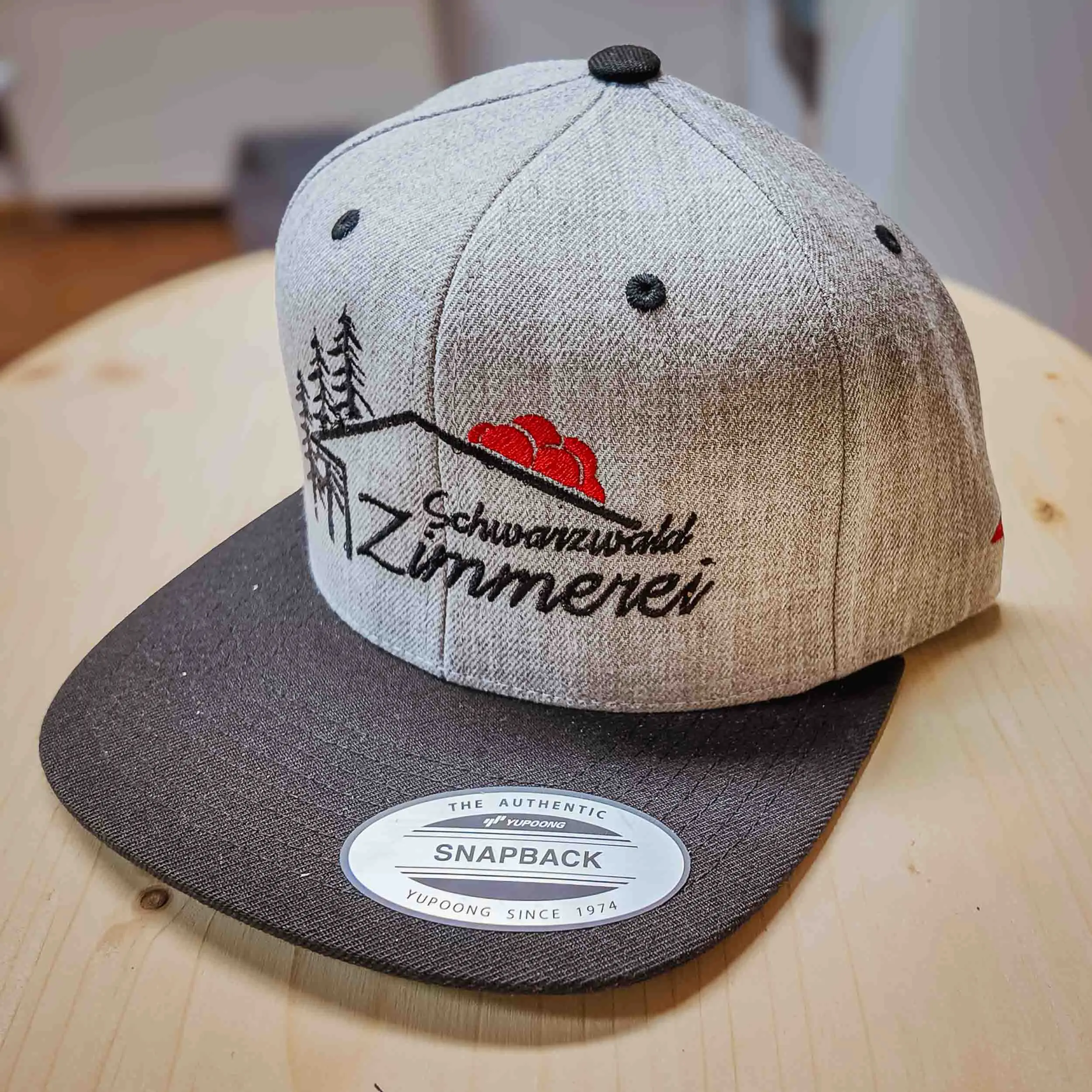 Schwarzwald Zimmerei Snapback Cap – Grau & Schwarz – Bild 2