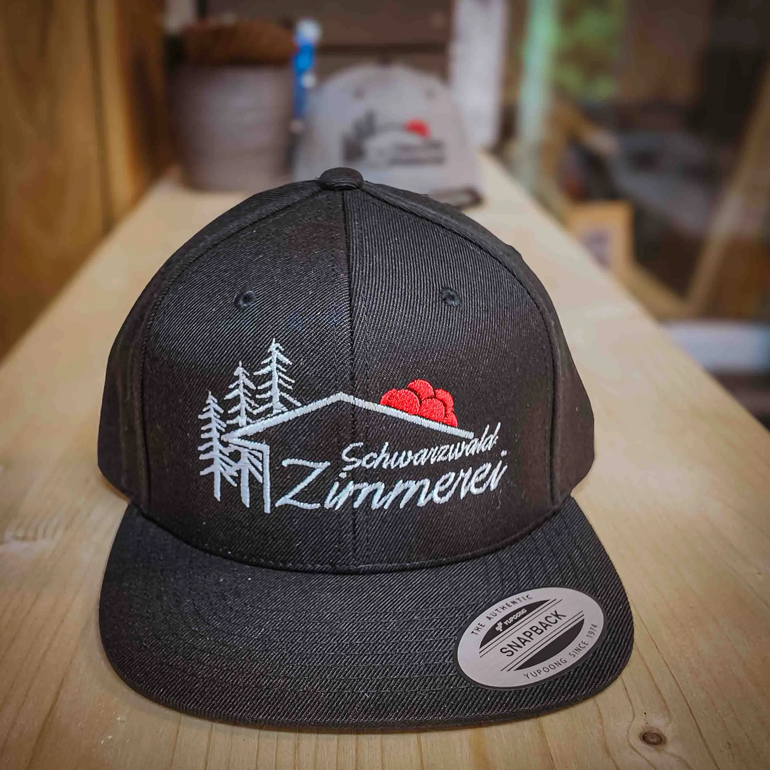 Schwarzwald Zimmerei Snapback Cap – Schwarz – Bild 2